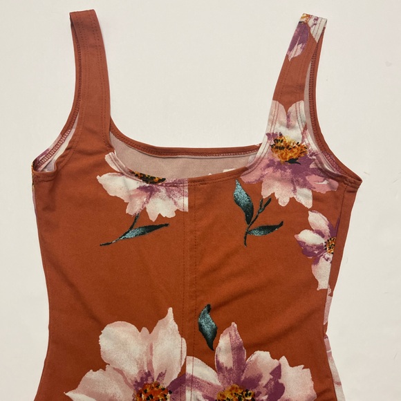 โฅ๏ธ FREE with any purchase ๐๐ฝ Iris โ๏ธ๐โ๏ธ gorgeous floral bodycon midi dress - Picture 5 of 13